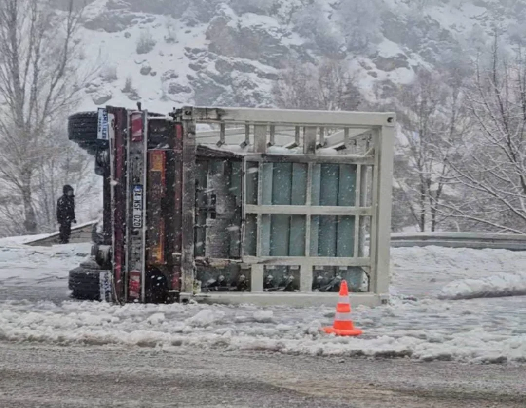 Bingöl’de Doğalgaz Taşıyan TIR Kaza Yaptı