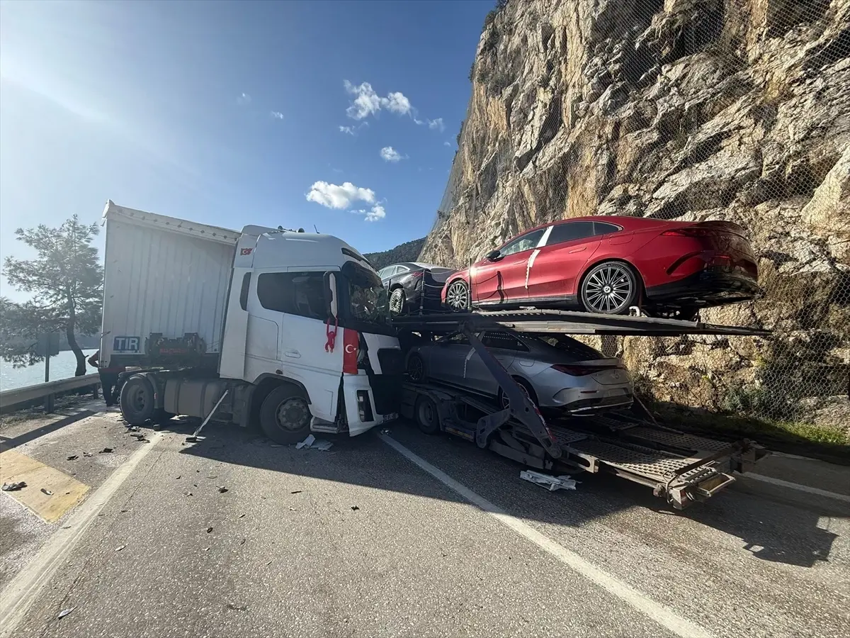 Bucak'ta Tır Kazası: 2 Yaralı