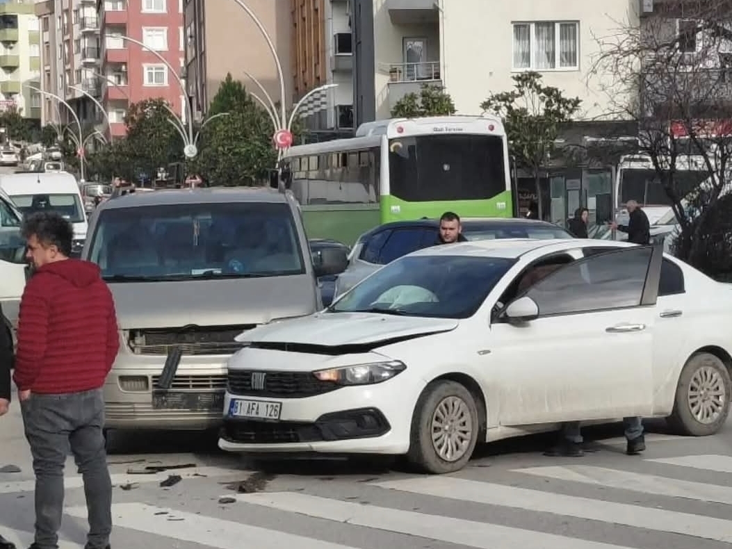 Çayırova’da Kavşakta Trafik Kazası!