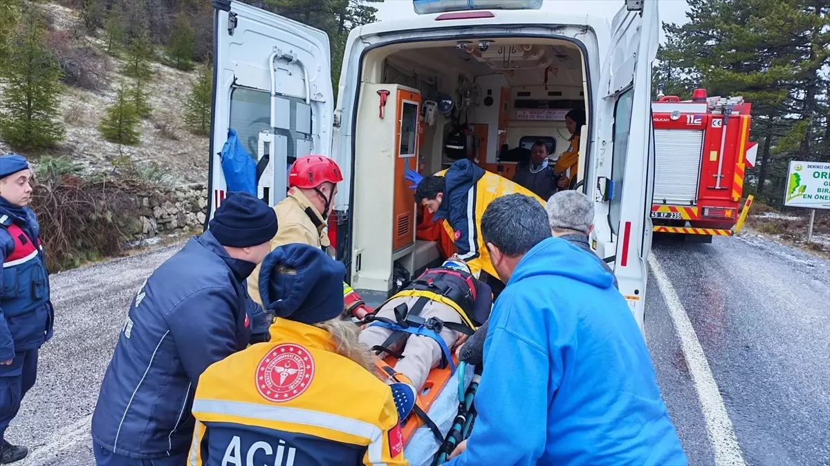 Demirci'de Trafik Kazası: 2 Yaralı