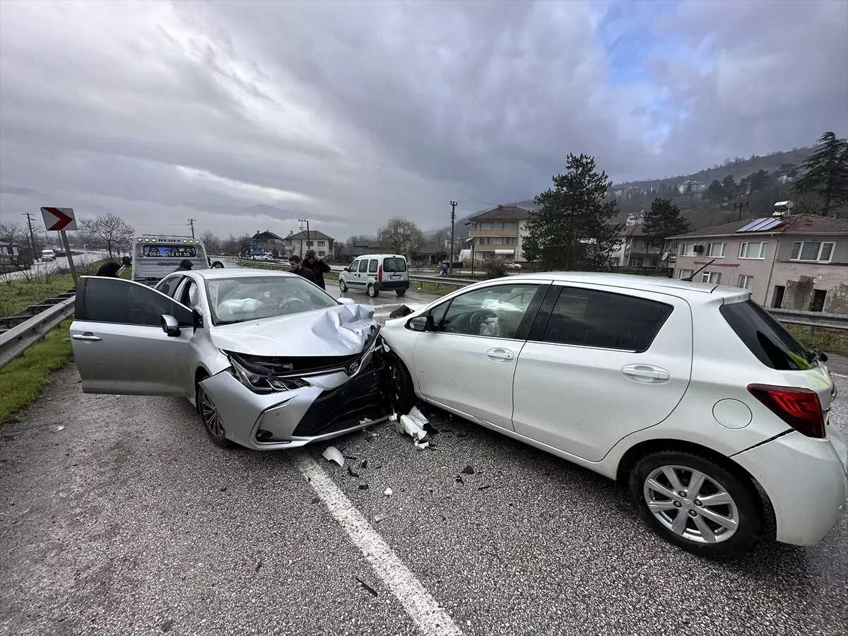 Düzce'de Trafik Kazası: 3 Yaralı