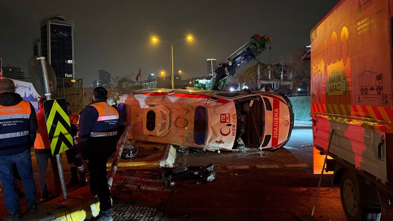 İstanbul'da korkutan trafik kazası: Ambulans takla attı, 3 yaralı