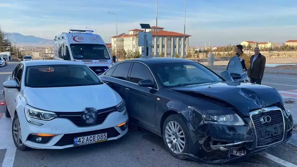 Karaman’da bulvar üzerinde feci çarpışma: Otomobiller birbirine girdi!