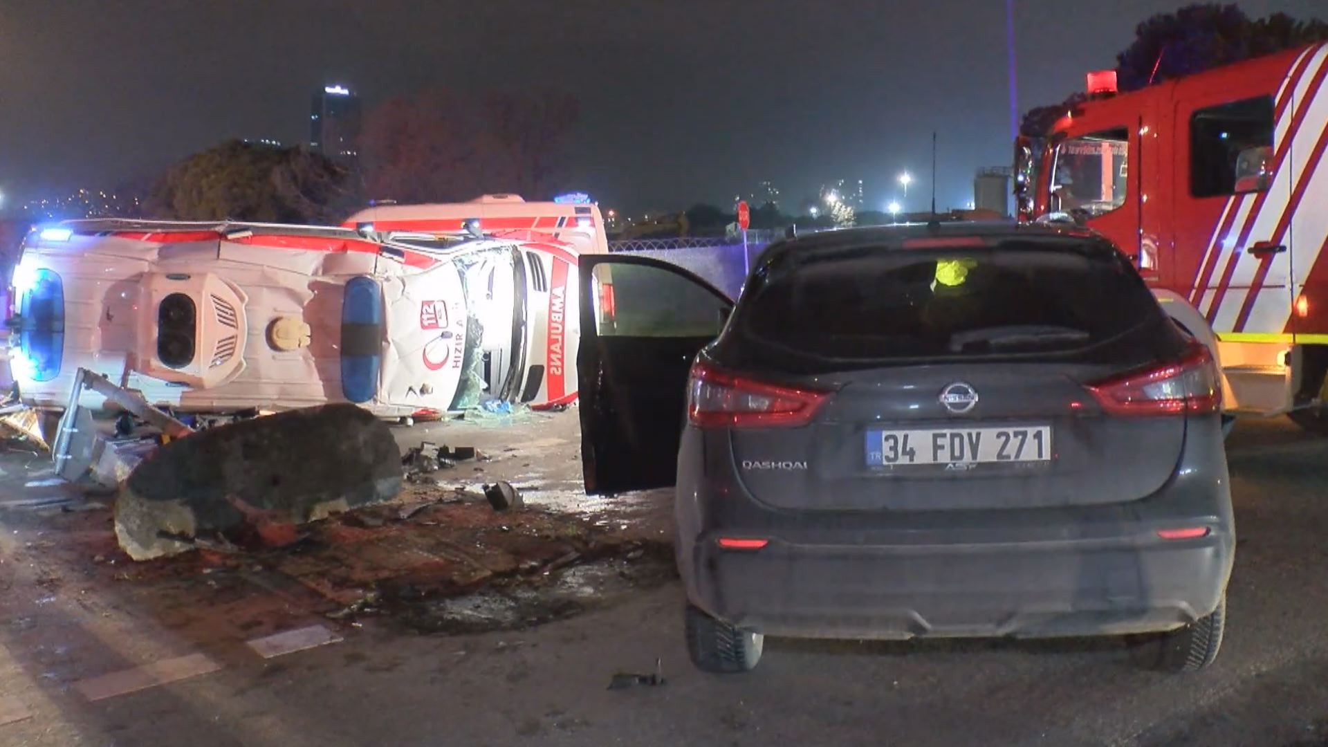 Kartal'da feci kaza! Ambulans ile cip kafa kafaya çarpıştı: 2'si sağlık personeli 3 yaralı