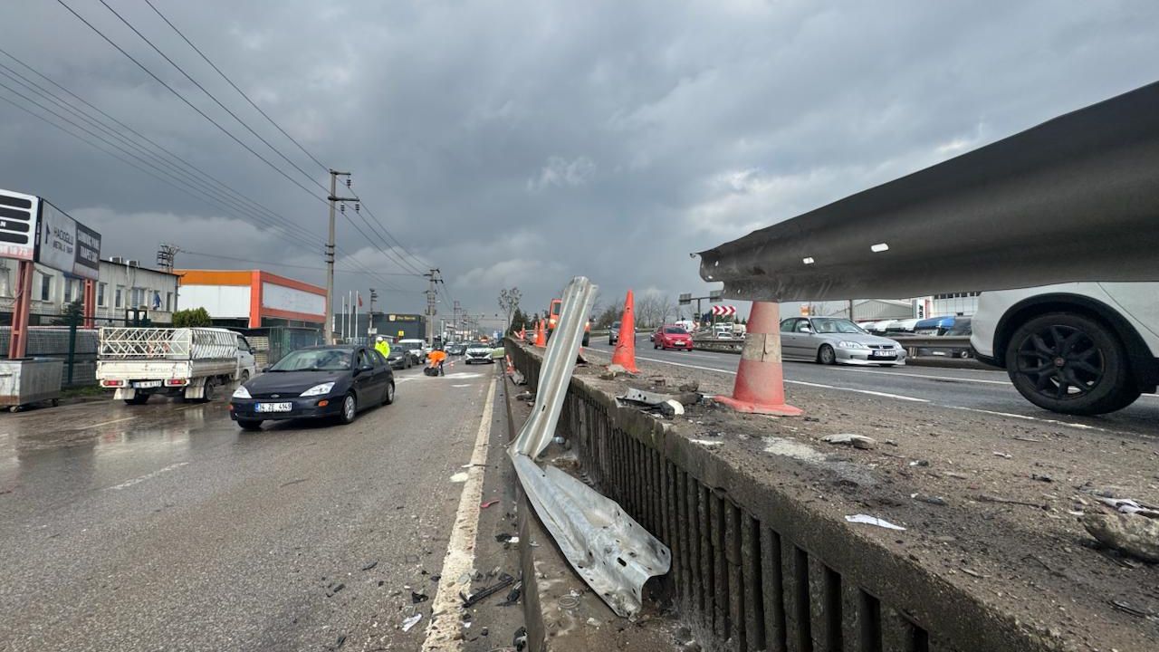 Kocaeli'de trafik kazası: İzmit'te bariyerlere çarpan araç yan yola düştü, 2 yaralı