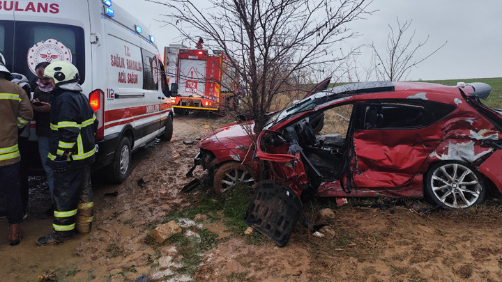 Mardin'de feci kaza! Otomobil ile TIR çarpıştı: 1 ölü, 3’ü ağır 4 yaralı