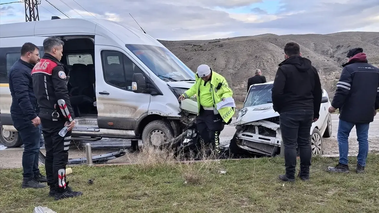 Beypazarı'nda Trafik Kazası: 2'si Çocuk 4 Kişi Yaralandı