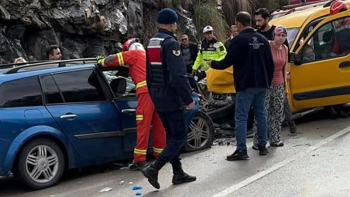 Denizli Çameli'nde İki Araç Kafa Kafaya Çarpıştı, 6 Yaralı