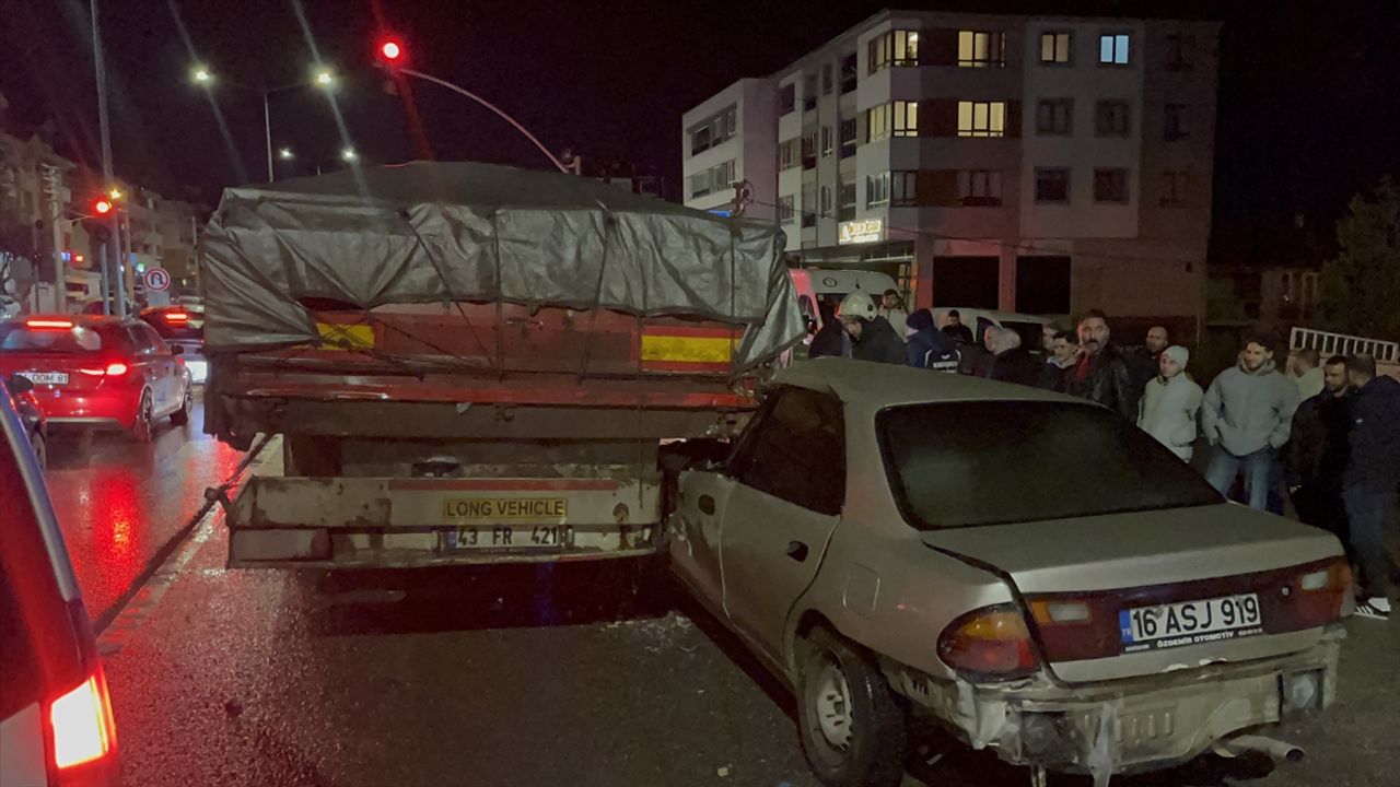 Eskişehir'deki trafik kazasında tıra çarpan aracın sürücüsü hastaneye kaldırıldı
