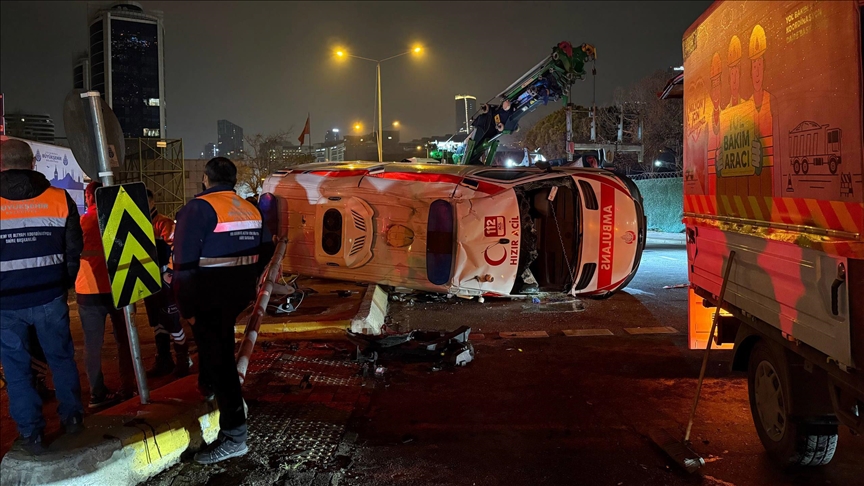 İstanbul'da otomobille çarpışarak takla atan ambulanstaki 3 kişi yaralandı