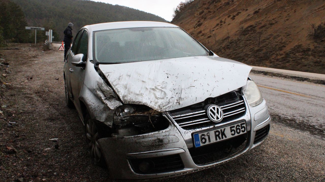 Kastamonu'da trafik kazası: Araba refüje çarptı, 3 yaralı