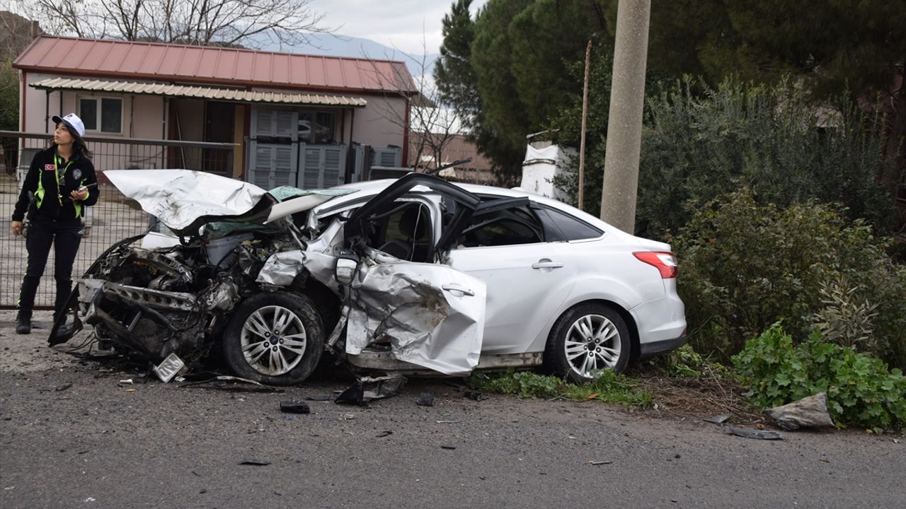 Manisa'da feci trafik kazası: Çarpışan üç araçta 2 ölü, 4 yaralı