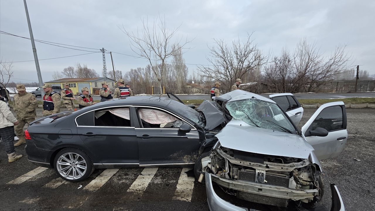 SON DAKİKA: Bingöl'de feci trafik kazasında baba oğul öldü, 4 yaralı