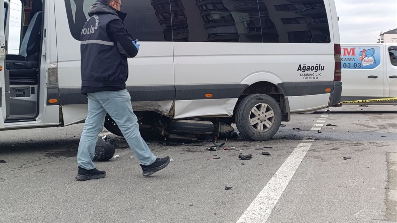 Afyonkarahisar'da trafik kazası: Minibüsle motosiklet çarpıştı, 1 ağır yaralı