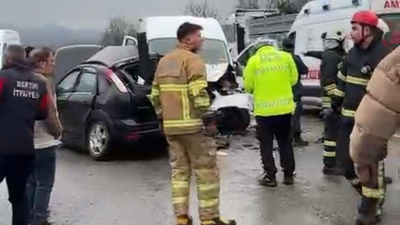 Akmanlar Mevkii’nde 3 Araçlı Trafik Kazası: 1’i Polis 2 Yaralı