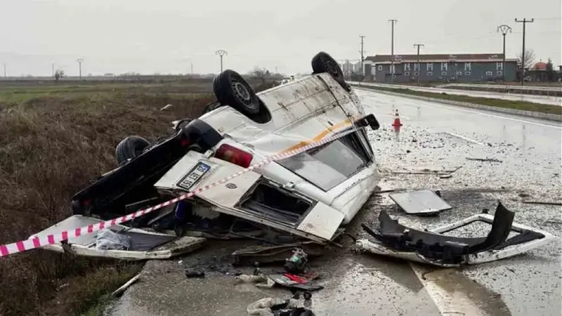 Denizli hava durumu: Yağış sonrası kayganlaşan yolda taklalar atan transit araç hurdaya döndü