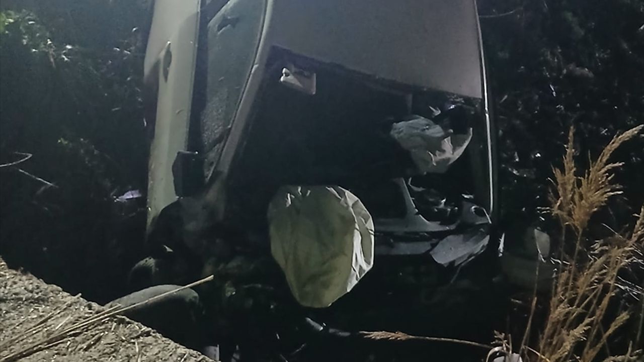 Edirne'de feci trafik kazası: Şarampole devrilen arabada 2 kişi hayatını kaybetti