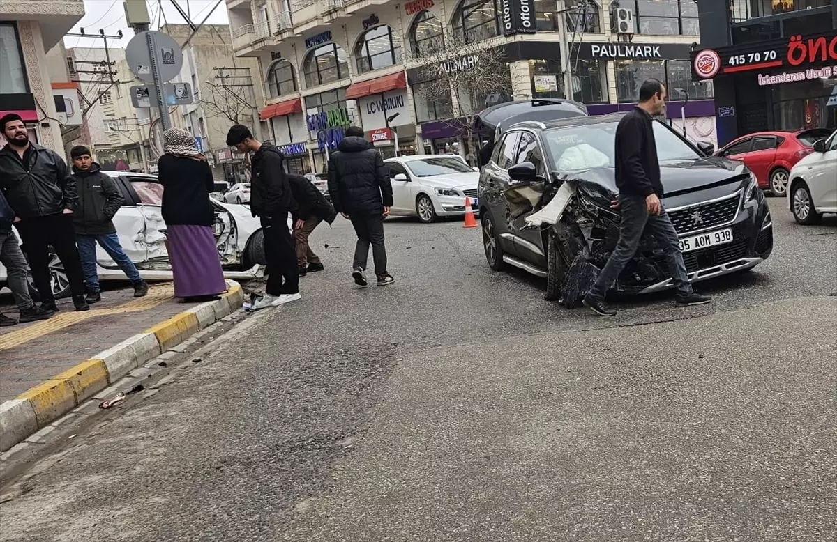 Nusaybin'de Trafik Kazası: 2 Yaralı
