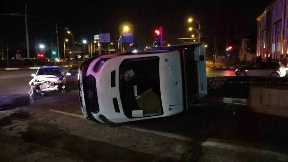 Malatya-Ankara yolunda trafik kazası: Otomobille çarpışan kamyonet devrildi