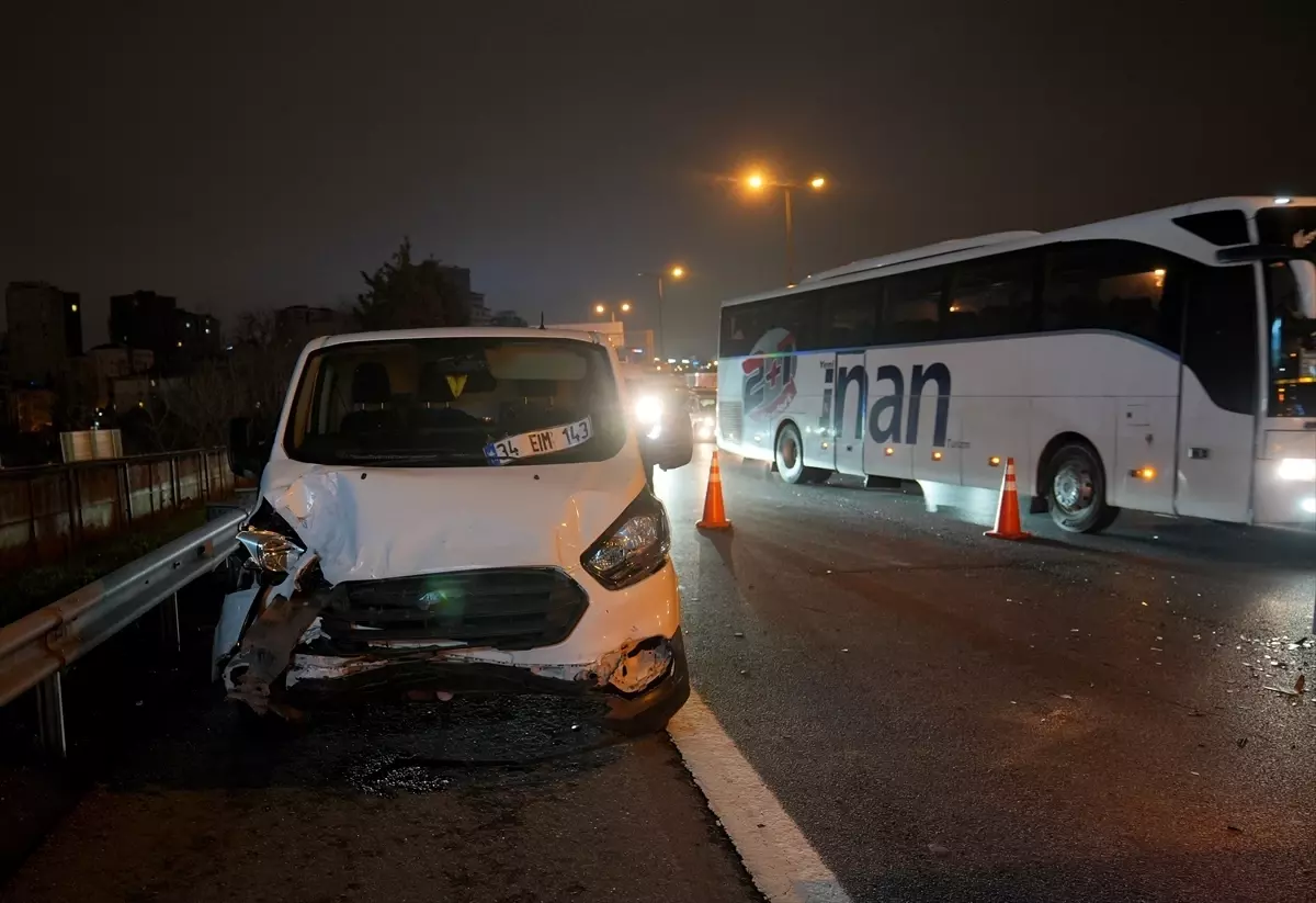 TEM Otoyolu'nda 8 araç birbirine girdi! Trafik kilitlendi