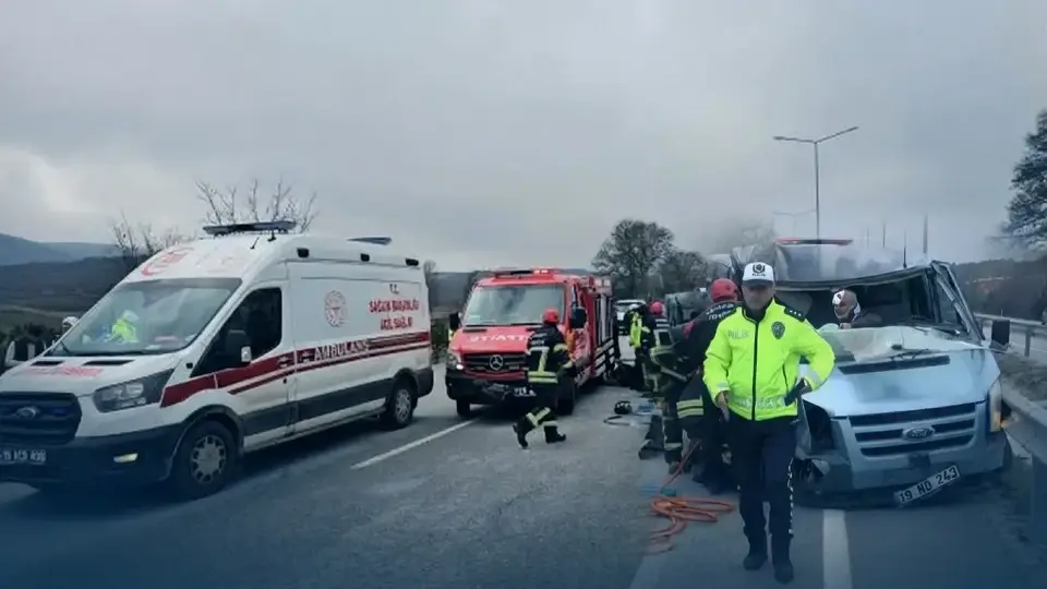 Çorum-Samsun Yolunda Feci Kaza: Minibüs Tıra Arkadan Çarptı