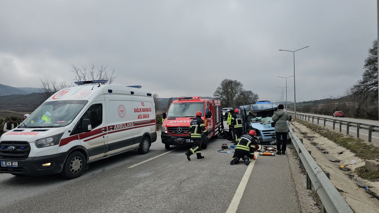 Çorum'da minibüsle tırın çarpıştığı trafik kazasında 3 yaralı