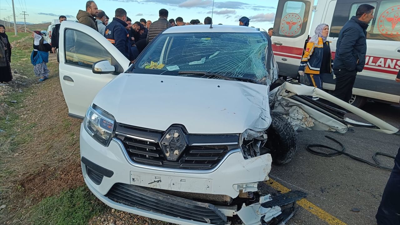 Mardin'de arabayla ticari aracın çarpıştığı trafik kazasında 2'si çocuk 6 yaralı