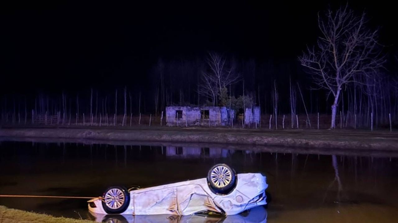 Samsun'da arabanın kanala devrildiği trafik kazasında 1 ölü, 1 yaralı