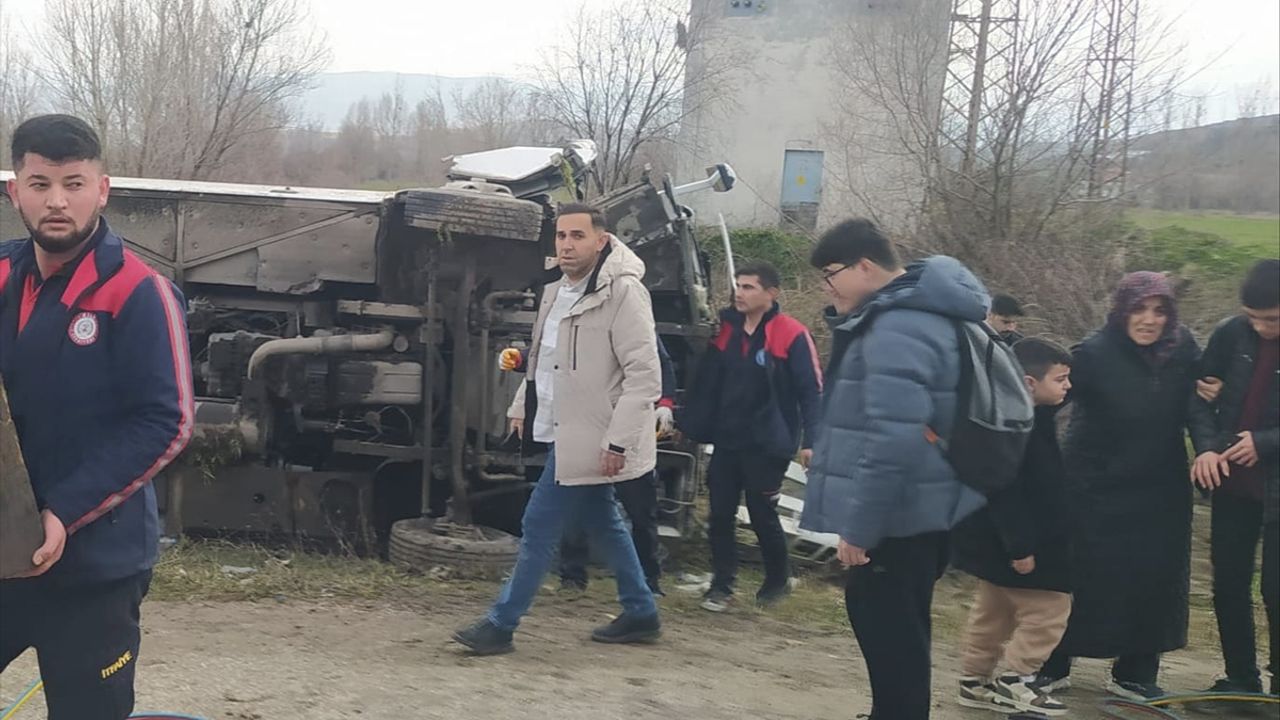 Tokat'ta korkutan trafik kazası! Arabayla çarpışan minibüs devrildi, 22 yaralı