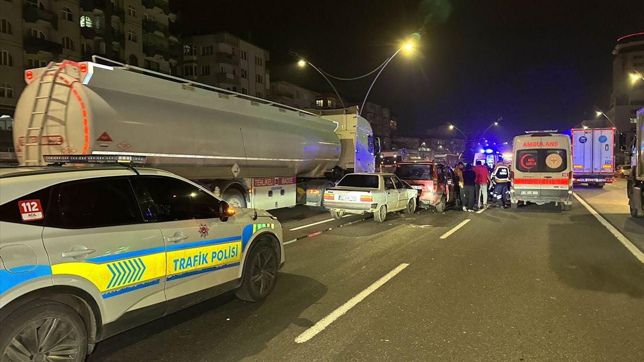 Uşak Dörtyol mevkiinde yine zincirleme kaza! 4 araç bir birine girdi!