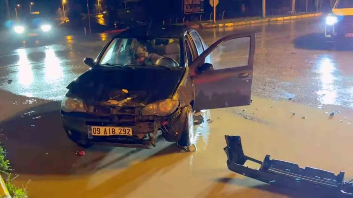 Aydın Söke'de İki Otomobilin Karıştığı Trafik Kazasında 1 Yaralı Bulunuyor