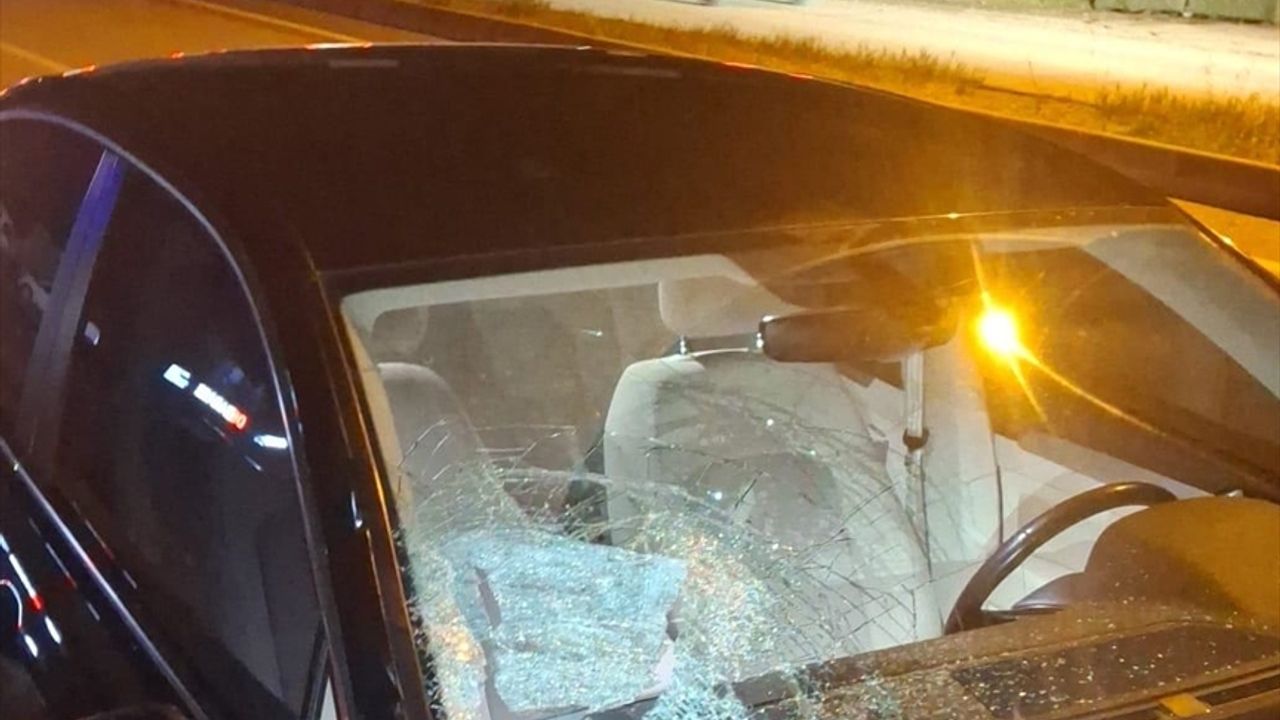 Bodrum'da trafik kazasından yara almadan kurtulan sürücü araç çarpması sonucu ağır yaralandı