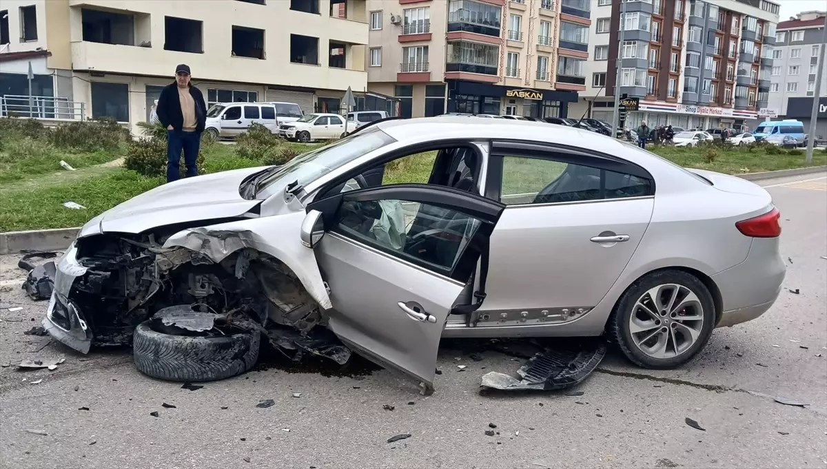 Sinop'ta Trafik Kazası: 3 Yaralı