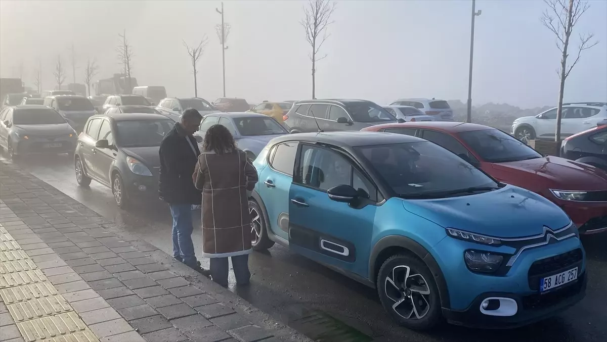 Sivas'ta Zincirleme Trafik Kazası: 51 Araç Hasar Gördü