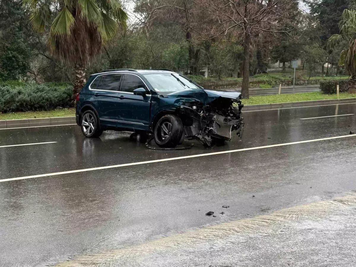 Antalya'da yağışlı havada kaza ucuz atlatıldı