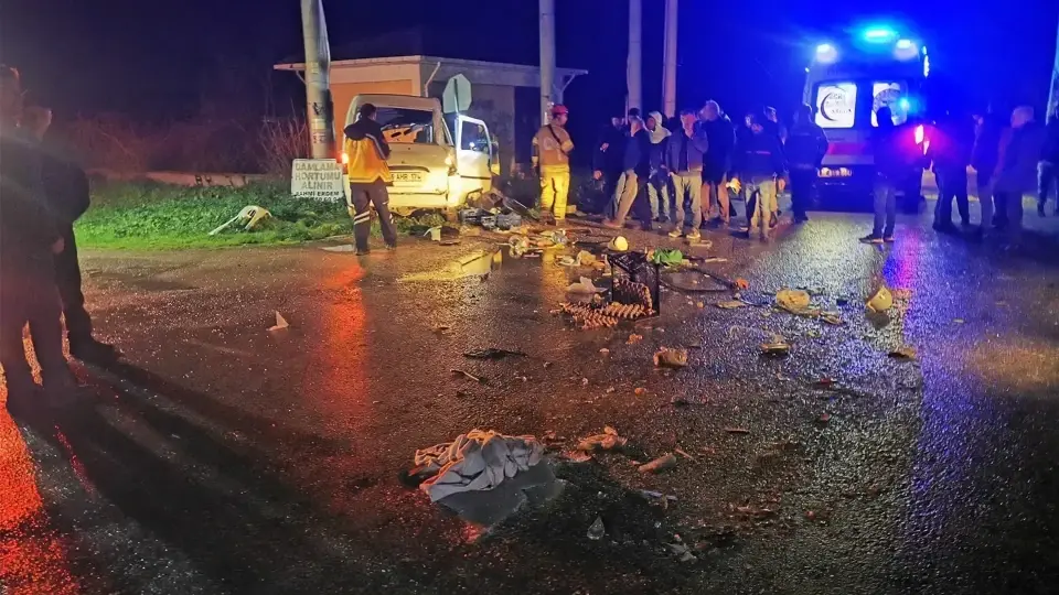 Bursa Karacabey’de trafik kazası: Kamyon ile minibüs çarpıştı, 2 kişi yaralandı