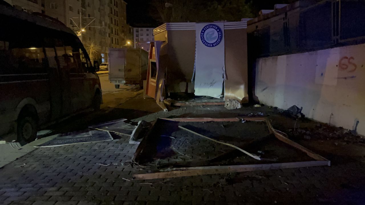 Eskişehir'de trafik kazası: ATM'ye çarpan araçta 2 yaralı