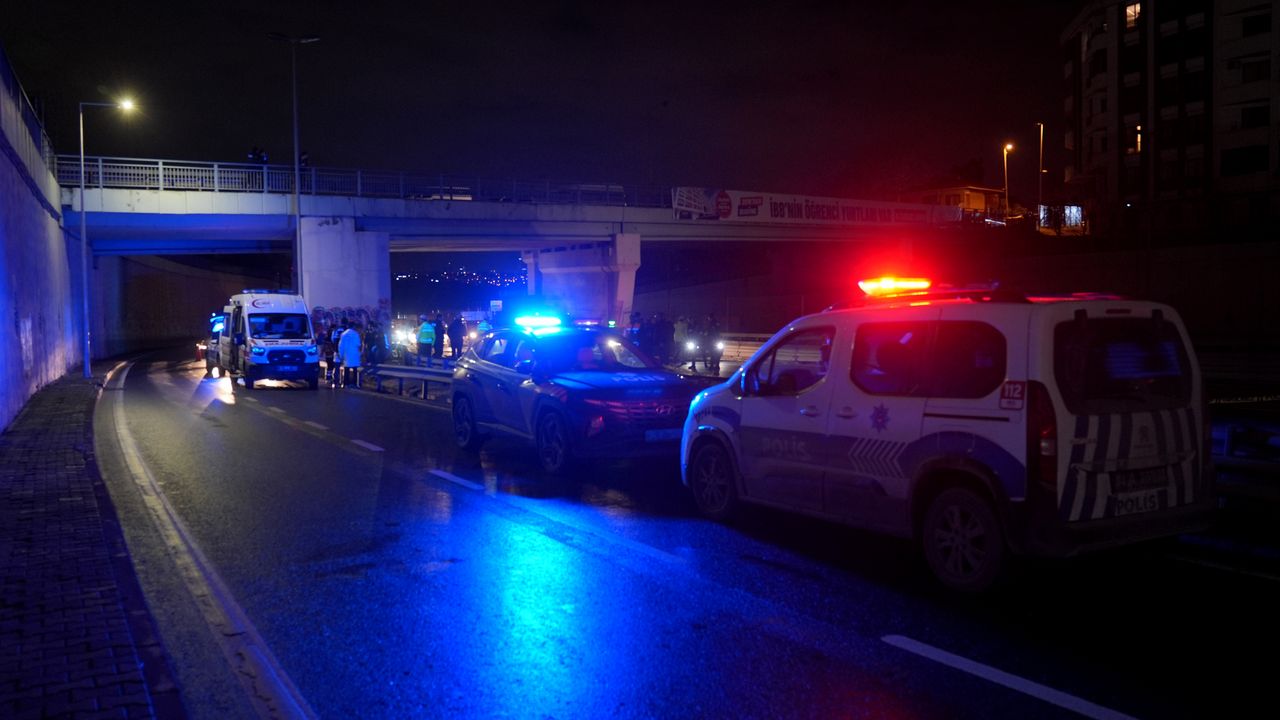 Küçükçekmece'de feci trafik kazası: Temizlik aracına çarpan motosiklette 2 ölü