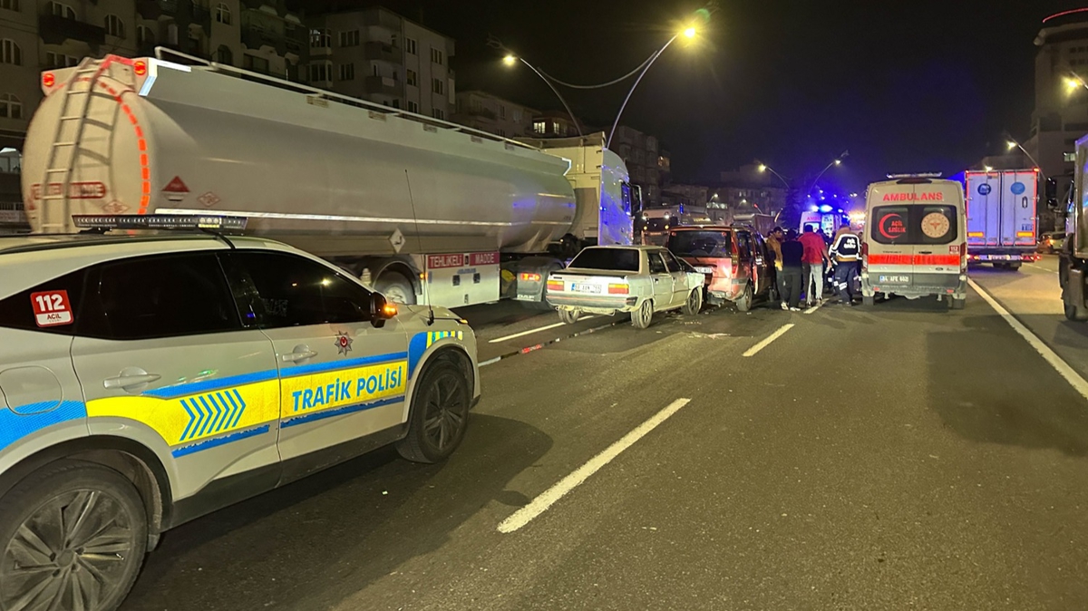 Uşak'ta 3 araçlı feci kaza: Çok sayıda yaralı var - STAR