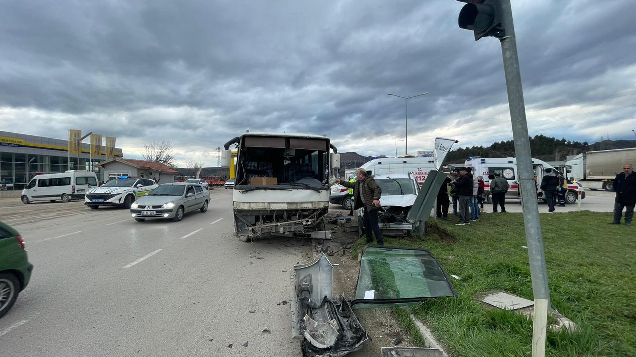 Amasya'da ticari araçla midibüs çarpıştı: 6 yaralı