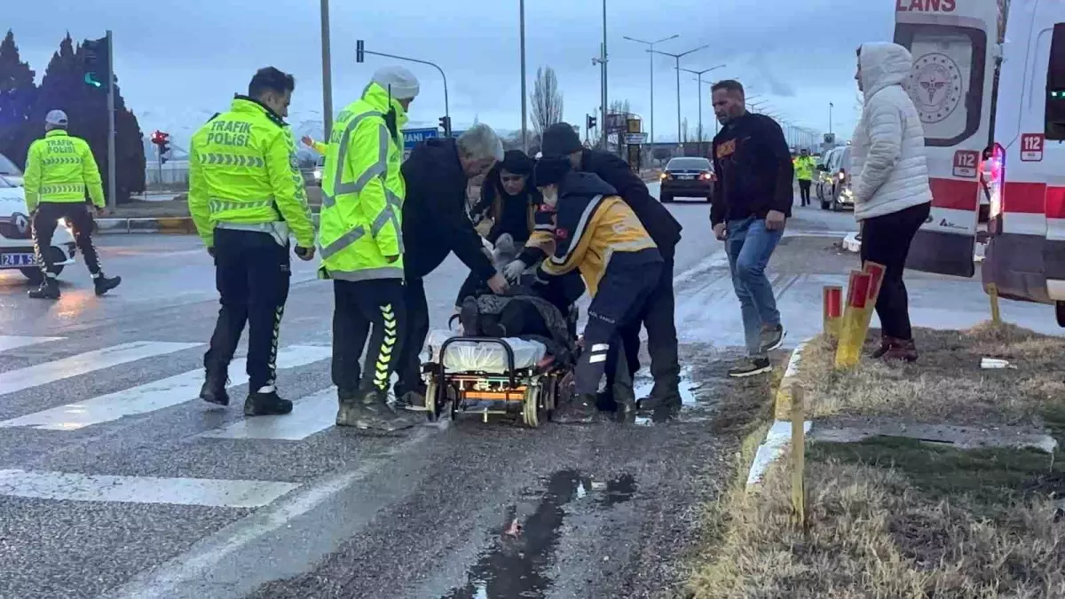Erzincan'da Trafik Kazası: 2 Yaralı