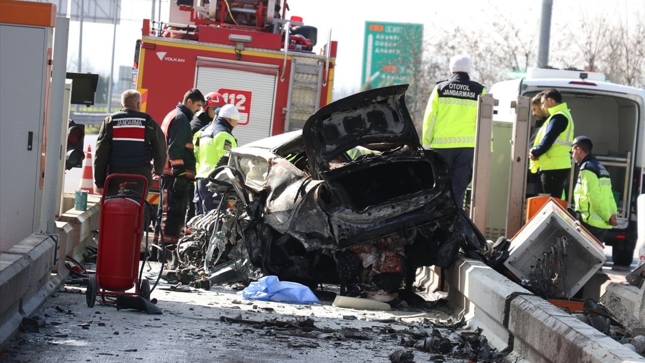 Sakarya'da trafik kazası: Otoyol gişelerindeki bariyere çarpan araçta 1 ölü