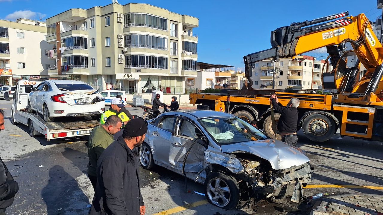 Tarsus'ta iki arabanın çarpıştığı trafik kazasında 6 yaralı