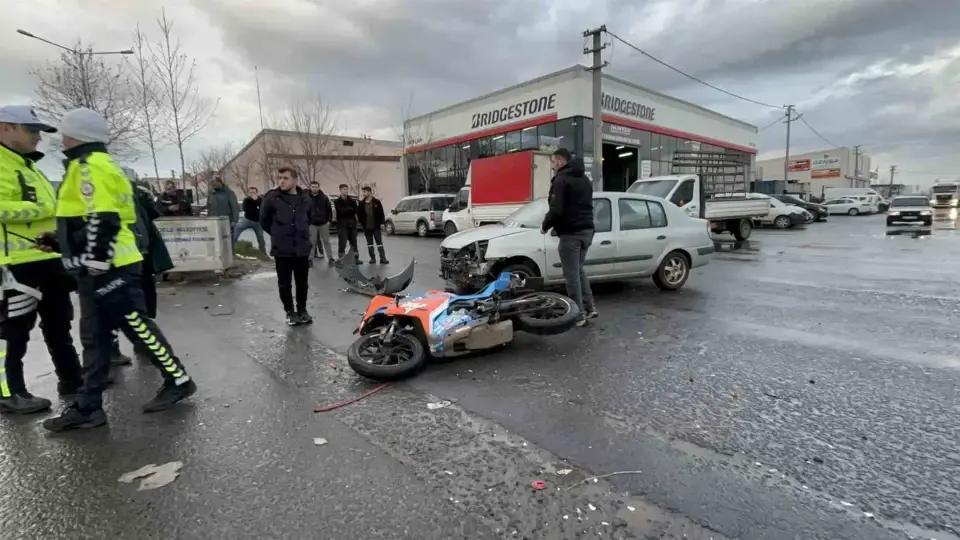 Tekirdağ Çorlu’da motosiklet kazası: Otomobille çarpışan sürücü hastaneye kaldırıldı