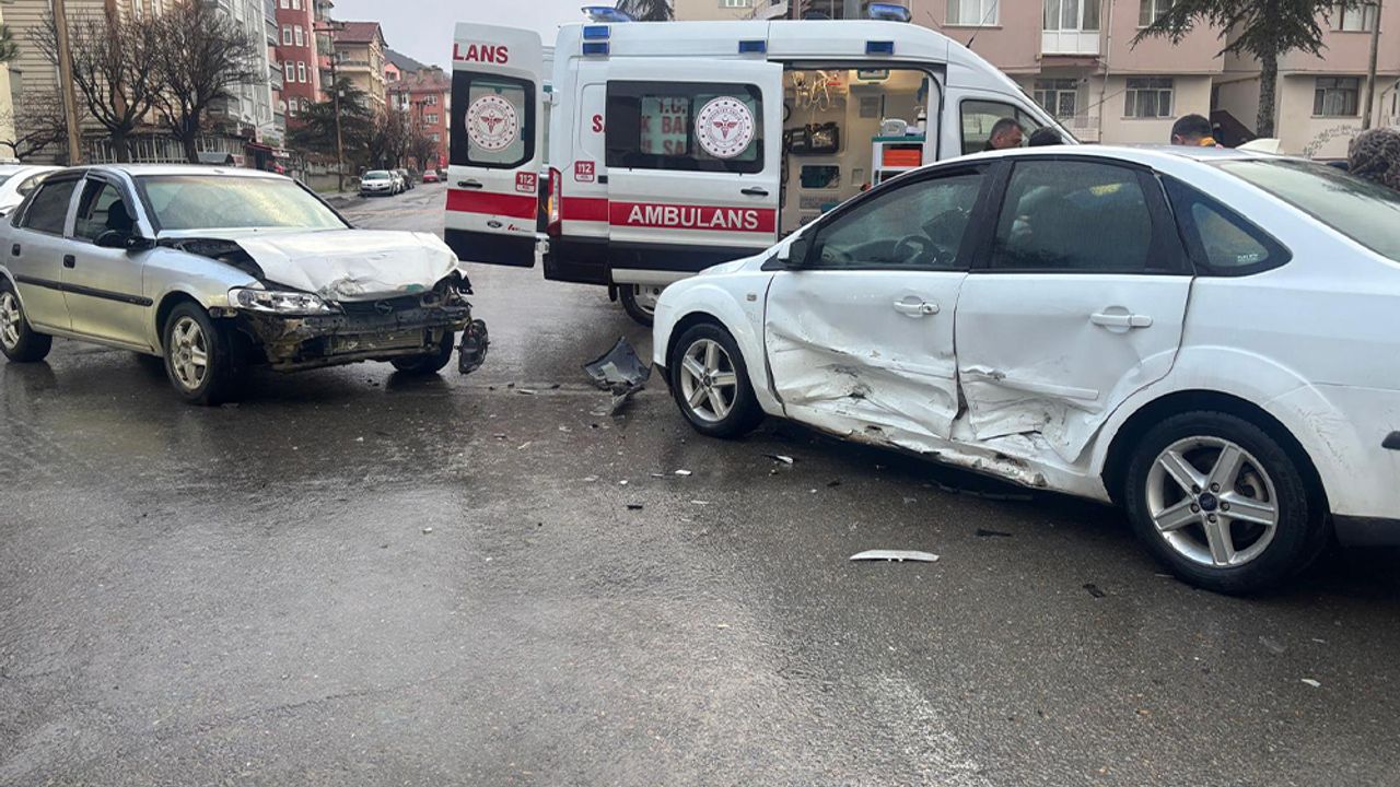Yeni Mahalle’de Trafik Kazası: 3 Yaralı