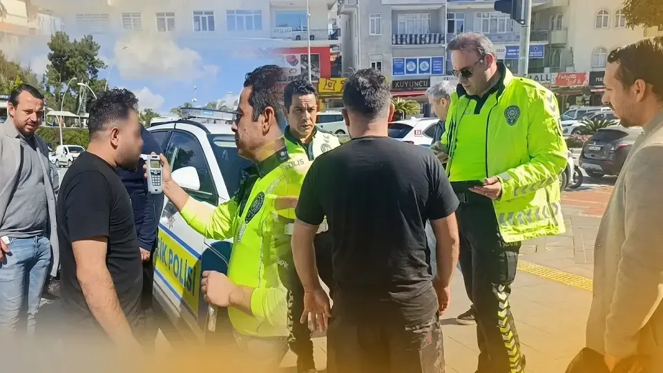 Antalya'da Trafik Kazasında İlginç Olay: Polisi Aradı Ceza Yedi