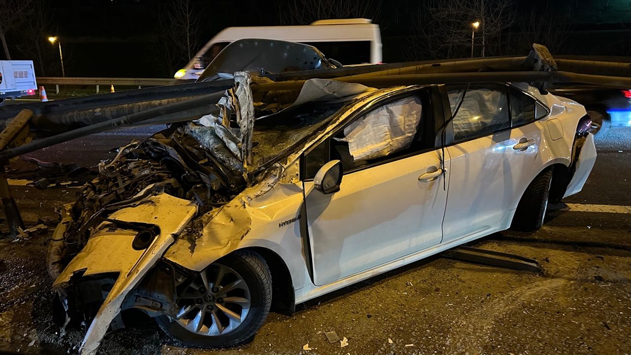 Ataşehir'de iki arabanın çarpıştığı trafik kazasında 2 yaralı