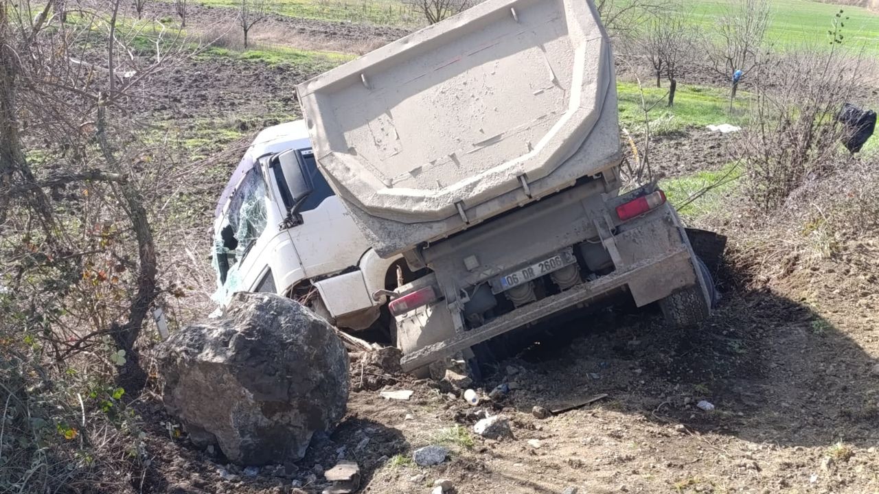 Bursa'da arabayla tırın çarpıştığı trafik kazasında 1 ölü, 1 yaralı
