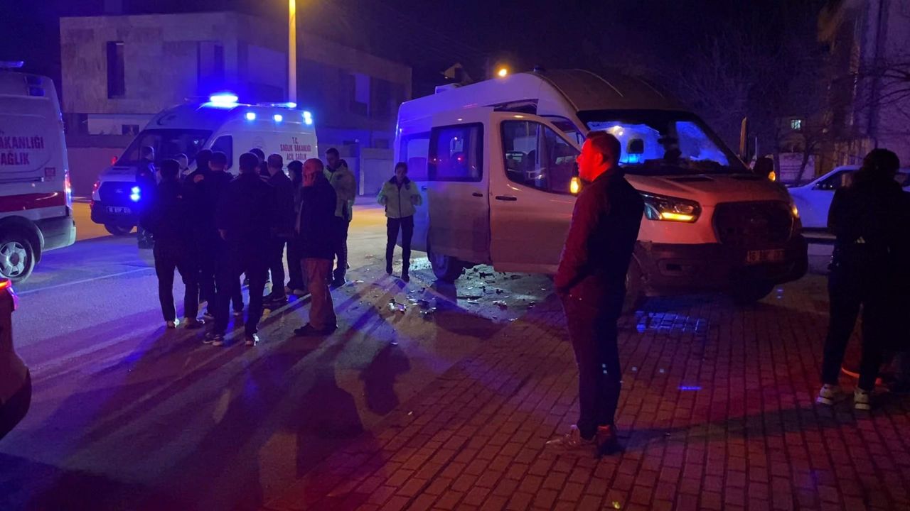 Bursa'da korkutan kaza: Minibüsle araba çarpıştı, 9 yaralı