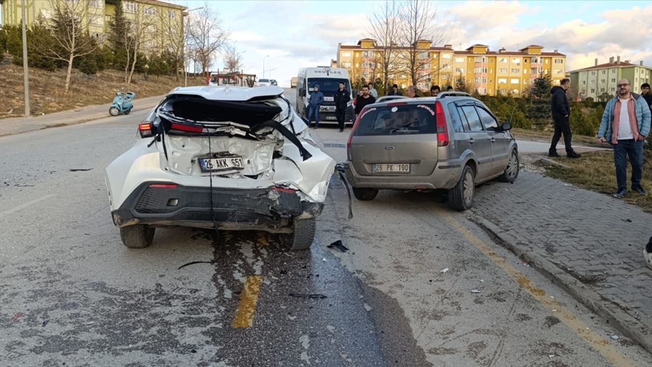 Eskişehir'de zincirleme trafik kazası: Otobüsle iki araba çarpıştı, 6 yaralı